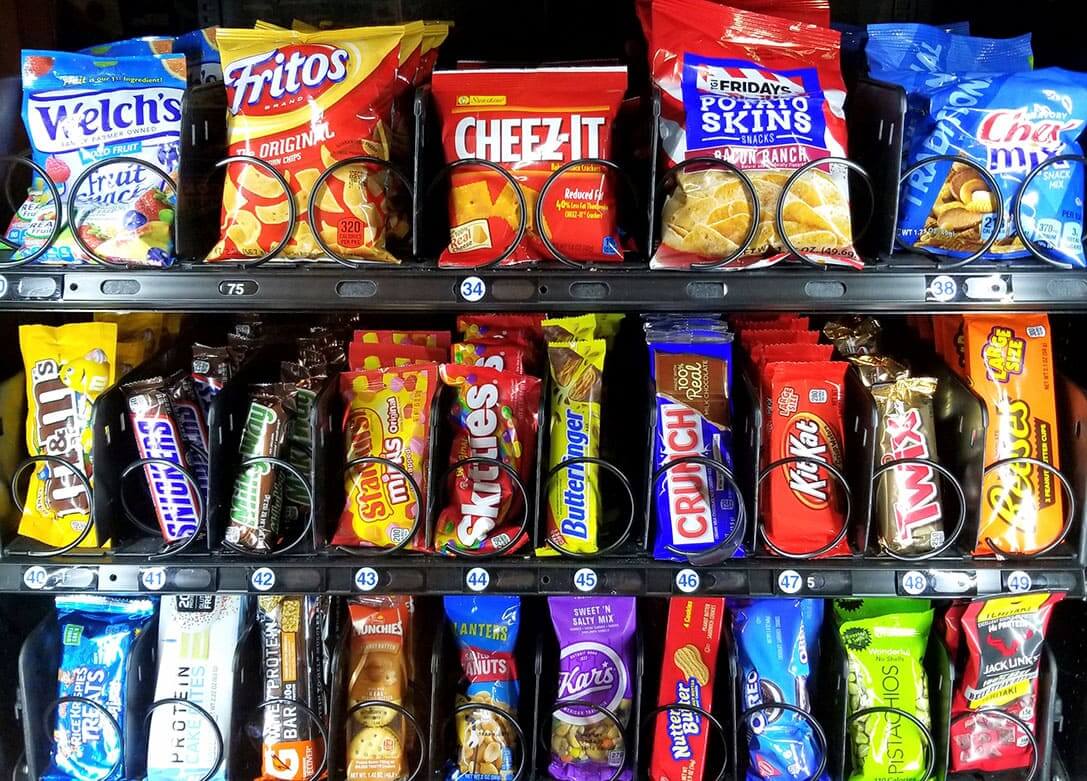 Viele verschiedene Snacks in einem Automaten.
